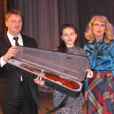 МБФ Владимира Спивакова подарил скрипку калужским музыкантам