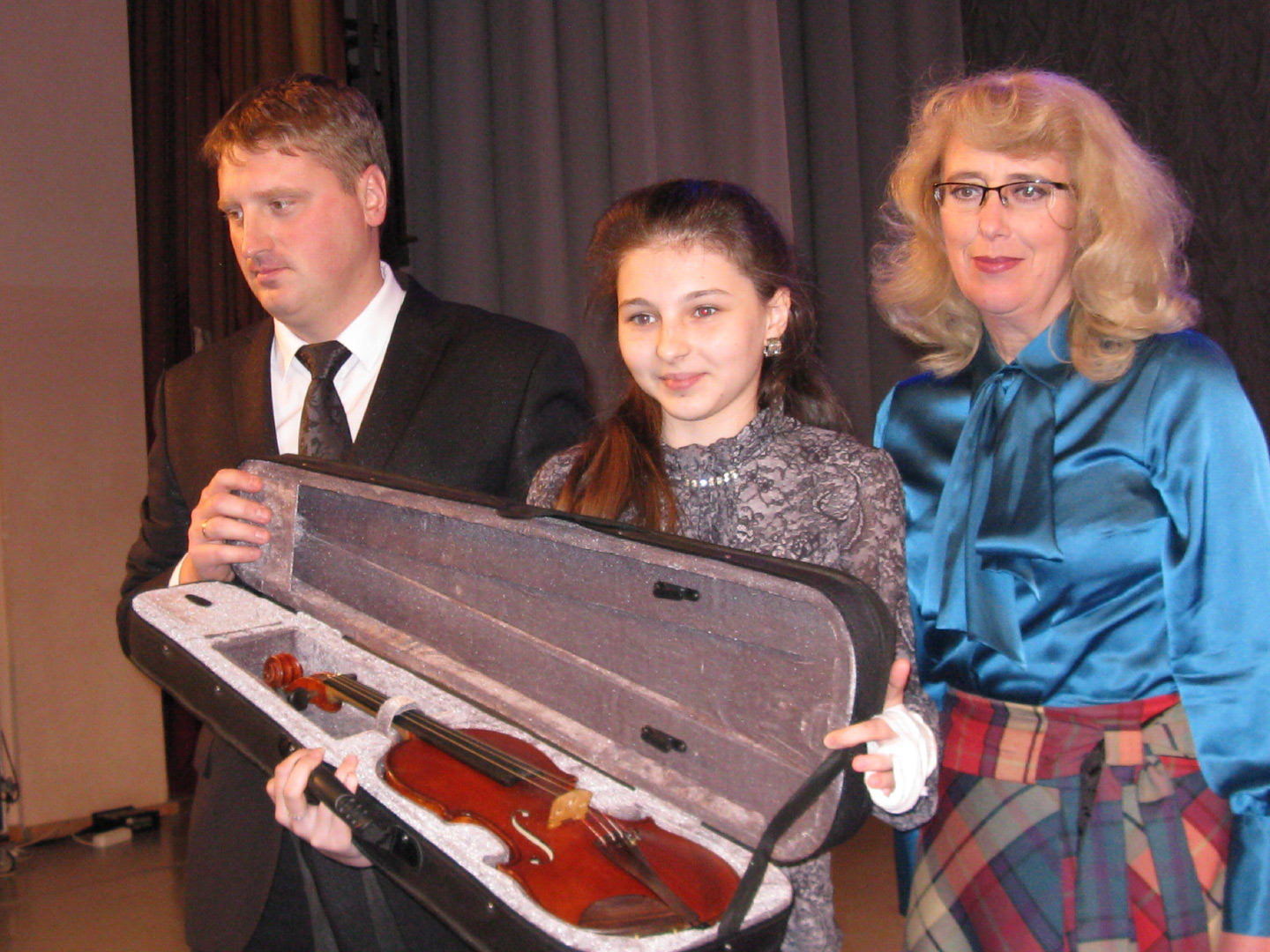 МБФ Владимира Спивакова подарил скрипку калужским музыкантам