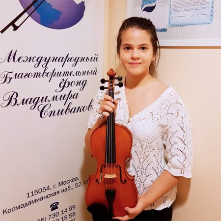 Аня Дмитриева получила новую скрипку