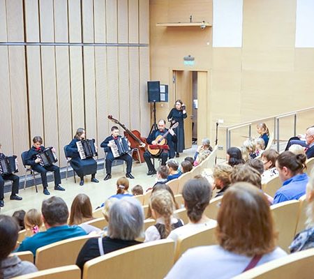 Давно не слышали таких бурных и продолжительных аплодисментов