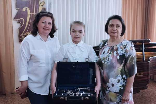 Аня из Железногорской ДШИ получила долгожданный кларнет!