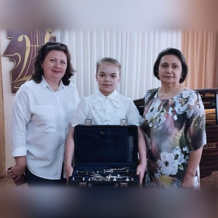 Аня из Железногорской ДШИ получила долгожданный кларнет!