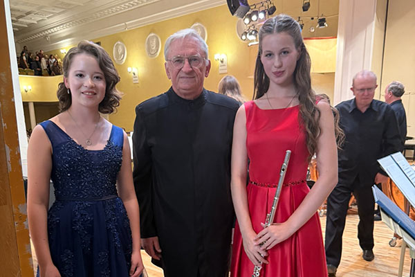 Мария Белокопытова (фортепиано), Заслуженный артист РФ Анатолий Оселков (дирижер), Екатерина Найденова (флейта)