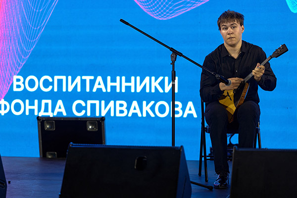 Воспитанники Фонда выступили в День флага России