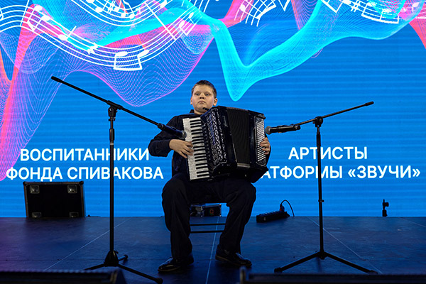 Воспитанники Фонда выступили в День флага России