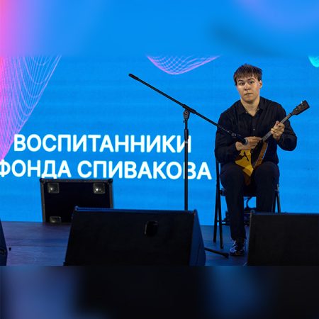 Воспитанники Фонда выступили в День флага России