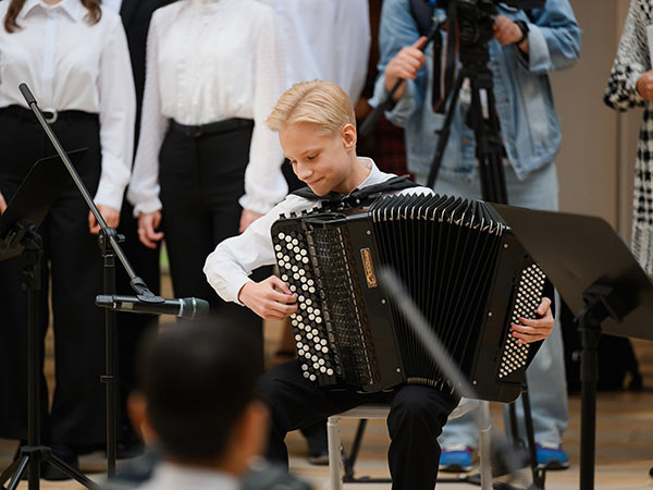 Из каких городов солисты концерта-открытия фестиваля «Москва встречает друзей»?
