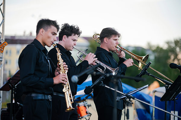 В Новотроицке воспитанники Фонда В. Спивакова украсили фестиваль уличного кино