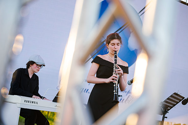 В Новотроицке воспитанники Фонда В. Спивакова украсили фестиваль уличного кино