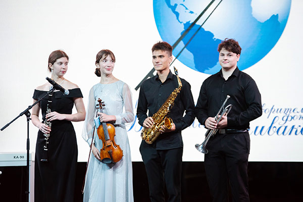 В Новотроицке воспитанники Фонда В. Спивакова украсили фестиваль уличного кино