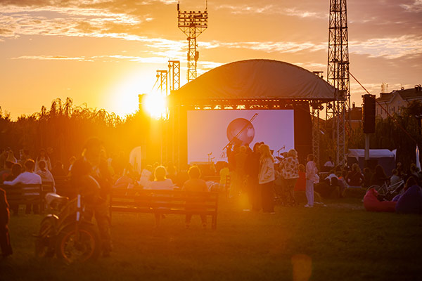 В Новотроицке воспитанники Фонда В. Спивакова украсили фестиваль уличного кино