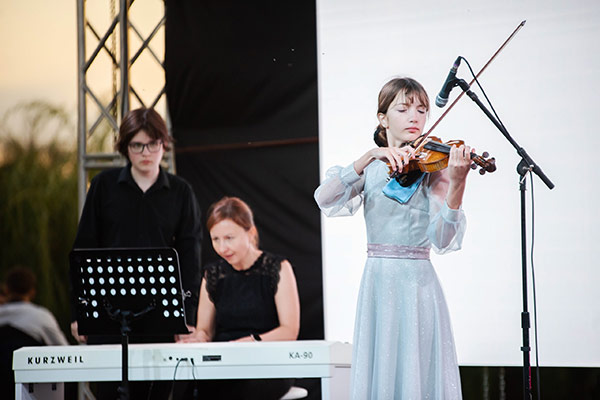 В Новотроицке воспитанники Фонда В. Спивакова украсили фестиваль уличного кино