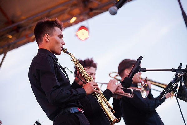 В Новотроицке воспитанники Фонда В. Спивакова украсили фестиваль уличного кино