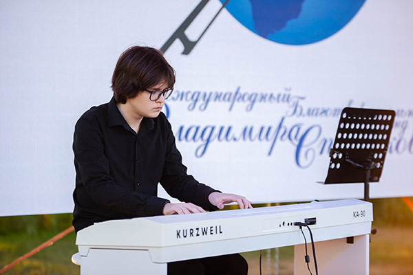 В Новотроицке воспитанники Фонда В. Спивакова украсили фестиваль уличного кино