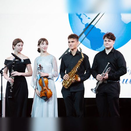 В Новотроицке воспитанники Фонда В. Спивакова украсили фестиваль уличного кино