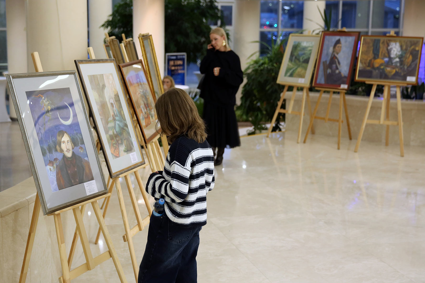 Выставка и оформление зала, открытие XXII фестиваля «Москва встречает друзей». Фото — Антон Глоба