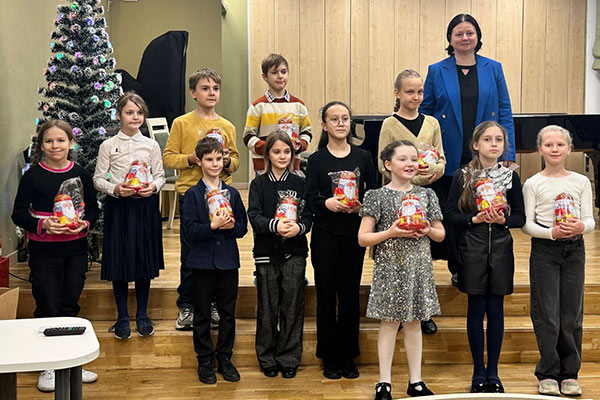 Вручили сладкие подарки детям