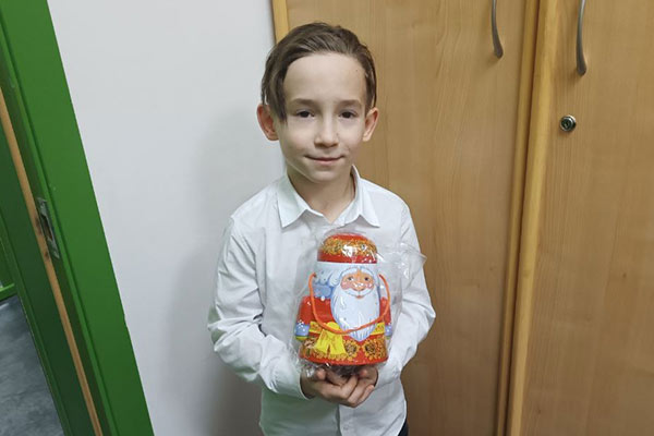 Вручили сладкие подарки детям