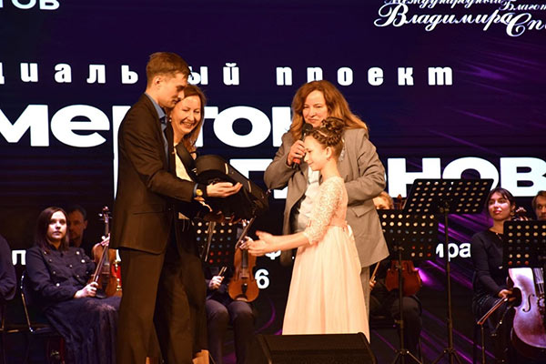 Усманской школе искусств вручили столетнюю скрипку